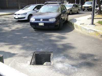 street-hole-with-car-med