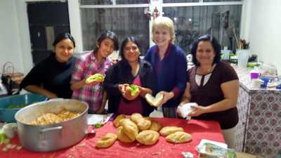 Posada-Leslie_making_tortas